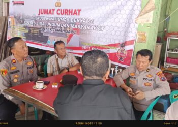 Polsek Tanah Jawa, menggelar kegiatan "Jumat Curhat", di Pekan Tanah Jawa, Kelurahan Pematang Tanah Jawa, Kecamatan Tanah Jawa, Kabupaten Simalungun, pada Jumat (13/9/2024).