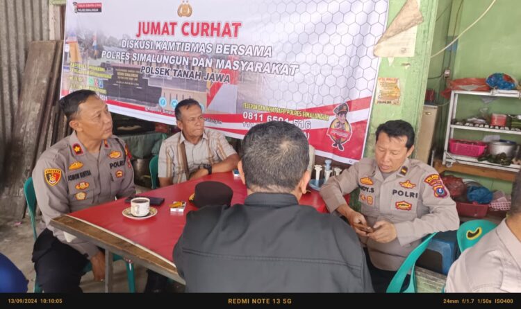 Polsek Tanah Jawa, menggelar kegiatan "Jumat Curhat", di Pekan Tanah Jawa, Kelurahan Pematang Tanah Jawa, Kecamatan Tanah Jawa, Kabupaten Simalungun, pada Jumat (13/9/2024).