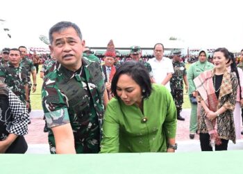 Kasad, Jenderal TNI Maruli Simanjuntak, M.Sc,  didampingi Ketua Persit Katika Chandra Kirana, Paulina Pandjaitan, resmikan 50 titik air, di wilayah Kodim 0210/TU, Korem 023/KS, termasuk didalamnya  sumur bor, di Desa Aek Nauli I, Kecamatan Pollung, Kabupaten Humbang Hasundutan (Humbahas), Jumat (20/9/2024).