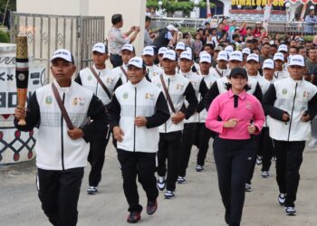 Kapolres dan Ketua Bhayangkari Cabang Kota Pematangsiantar, Ny. Sandra Yogen, ikutserta bersama rombongan Kirab Obor Api PON XXl Aceh – Sumut, bergerak menuju Lapangan Haji Adam Malik, Jalan MH Sitorus, Kecamatan Siantar Barat, Kota Pematangsiantar melalui rute Jl. Rajamin Purba  dan Jl. Adam Malik.