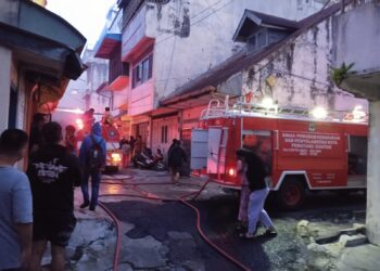 Polres Pematangsiantar turun melakukan olah TKP kebakaran satu unit rumah kosong, di Jl. Sutomo, Gang Kimia Farma, Kelurahan Proklamasi, Kecamatan Siantar Barat, Kota Pematangsiantar, pada Senin (23/9/2024) pagi tadi, sekitar pukul : 05.30 WIB.