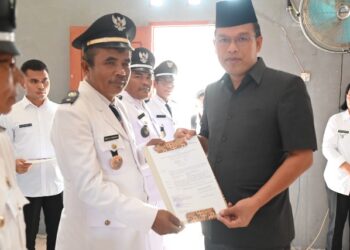 Bupati Humbahas, Dosmar Banjarnahor, SE, mengukuhkan perpanjangan masa jabatan 9 (sembilan) Kepala Desa se - Kecamatan Tarabintang, di Aula Kantor Camat Tarabintang, Kecamatan Tarabintang, Rabu (25/9/2024) lalu.