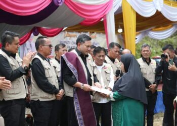 Bupati Pakpak Bharat, Franc Bernhard Tumanggor, bersama istri, Ny. Juniatry Franc Bernhard Tumanggor melaksanakan kunjungan “SAPA DESA”, di Kecamatan Si Tellu Tali Urang (STTU) Jehe, Kamis (19/09/2024), lalu.