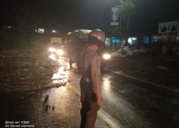 Polri, TNI, dan Masyarakat kerjasama membersihkan material longsor di Jalan Siantar-Parapat, pada Sabtu malam (28/9/2024).