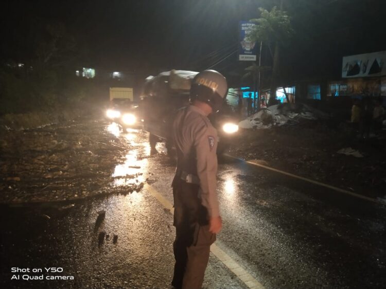 Polri, TNI, dan Masyarakat kerjasama membersihkan material longsor di Jalan Siantar-Parapat, pada Sabtu malam (28/9/2024).