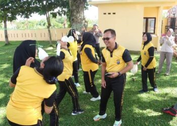 Polwan Polres Simalungun gelar lomba makan kerupuk, pada Sabtu (31/8/2024), pukul 09.00 WIB, di Lapangan Apel Mako Polres Simalungun, Jalan Jhon Horailam Saragih, Kecamatan Raya, Kabupaten Simalungun.