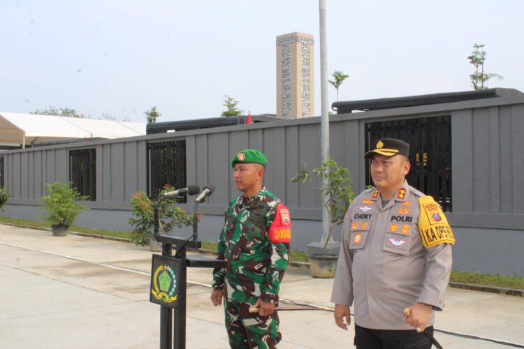 Kapolres Simalungun, AKBP Choky Sentosa Meliala, S.I.K., S.H., M.H, pimpin apel pasukan kesiapan simulasi pengamanan VVIP untuk kunjungan Presiden Republik Indonesia, Ir. H. Joko Widodo, dalam rangka peresmian Pintu Tol Sinaksak dan penggunaan Jalur Bebas Hambatan Sinaksak-Tebing Tinggi.