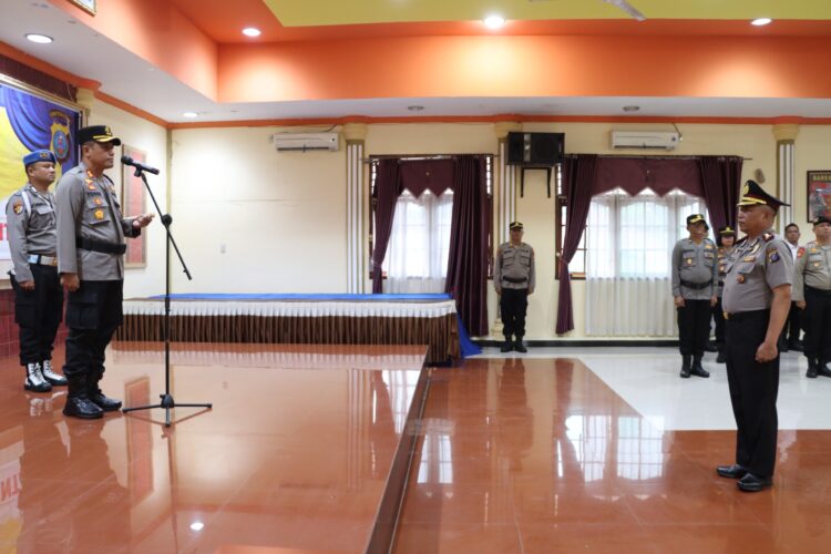 Kapolres Pematangsiantar, AKBP Yogen Heroes Baruno, SH, SIK, pimpin upacara kenaikan pangkat pengabdian Wakapolres dirangkai dengan pengakhiran dinas personil purna bhakti, di Aula Widya Satya Brata Polres Pematangsiantar, pada Senin (30/9/2024) pagi tadi, sekitar pukul 08.00  WIB.