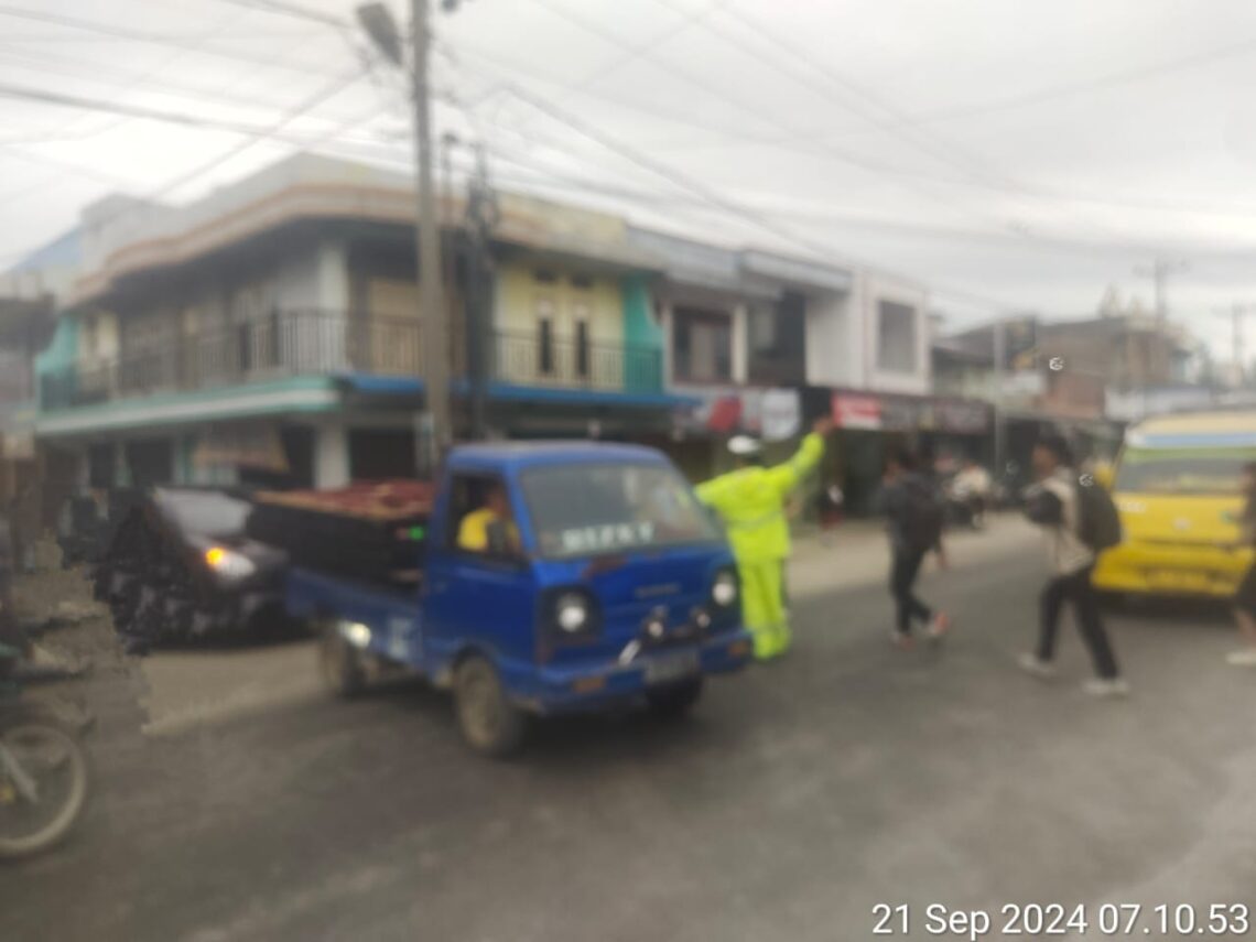 Polsek Tanah Jawa terus aktif melakukan kegiatan pengamanan dan pengaturan lalu lintas, di pagi hari.