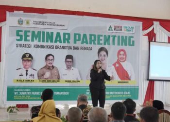 Ketua TP PKK Pakpak Bharat, Ny. Juniatry Franc Bernhard saat menghadiri Seminar Parenting  Strategi Komunikasi Orangtua dengan Remaja, di Gedung Serba Guna Salak, Kamis (12/09/2024), lalu.