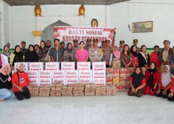 Foto bersama di sela memberikan bantuan kepada warga korban kebakaran di Jalan Wahidin.