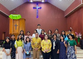 Bupati Pakpak Bharat, Franc Bernhard Tumanggor, bersama istri, Ny. Juniatry Franc Bernhard Tumanggor, mengikuti kebaktian Minggu, di Gereja GKPPD Kerajaan, Resort Kerajaan, Minggu (22/09/2024) lalu.