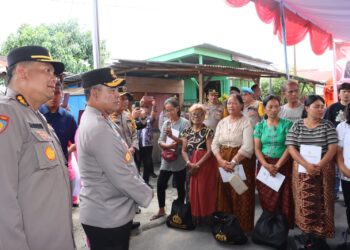Kapolda Sumut, Irjen. Pol Whisnu Hermawan Februanto, S.I.K, M.H, beserta rombongan, melakukan bakti sosial di lokasi kebakaran delapan unit rumah yang terletak di Jalan Sejahtera, Kelurahan Asuhan, Kecamatan Sianțar Timur, pada Kamis (31/10/2024) siang, sekira pukul 14.00 WIB.
