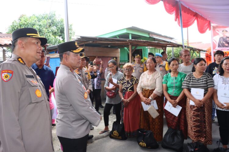 Kapolda Sumut, Irjen. Pol Whisnu Hermawan Februanto, S.I.K, M.H, beserta rombongan, melakukan bakti sosial di lokasi kebakaran delapan unit rumah yang terletak di Jalan Sejahtera, Kelurahan Asuhan, Kecamatan Sianțar Timur, pada Kamis (31/10/2024) siang, sekira pukul 14.00 WIB.