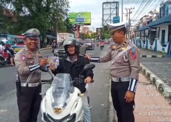 Sat Lantas Polres Pematangsiantar melaksanakan kegiatan preemtif di Jalan Sanganualuh dan Jalan Sutomo, pada hari pertama pelaksanaan Operasi Zebra Toba Tahun 2024, Senin (14/10/2024) siang, sekitar pukul 13.30 WIB.