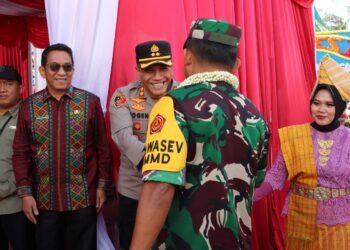 Kapolres Pematangsiantar, AKBP Yogen Heroes Baruno, SH, SIK, menghadiri kunjungan kerja Wadanpusterad, Mayor Jenderal TNI Herianto Syahputra, S.IP, M.Si, dalam rangka Wasev TNI Manunggal Membangun Desa (TMMD) ke-122 Tahun 2024, di wilayah Kodim 0207/Simalungun.