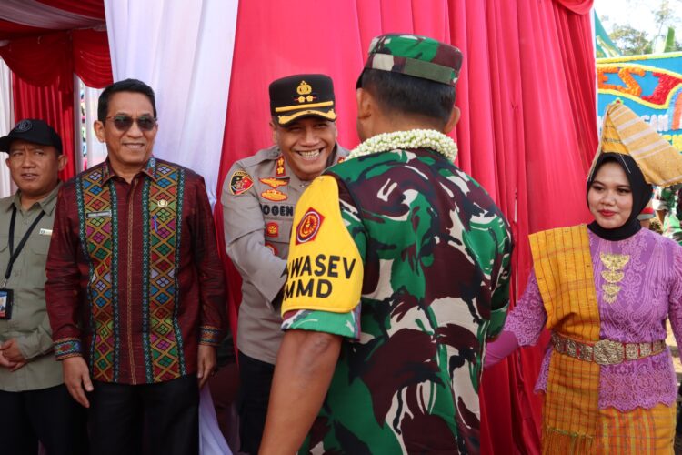 Kapolres Pematangsiantar, AKBP Yogen Heroes Baruno, SH, SIK, menghadiri kunjungan kerja Wadanpusterad, Mayor Jenderal TNI Herianto Syahputra, S.IP, M.Si, dalam rangka Wasev TNI Manunggal Membangun Desa (TMMD) ke-122 Tahun 2024, di wilayah Kodim 0207/Simalungun.