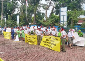 Ratusan karyawan perusahaan PT. STTC tampak memenuhi KPPBC TMP C Pematangsiantar, yang beralamat di jalan Sisingamangaraja No 68 Pematangsiantar.