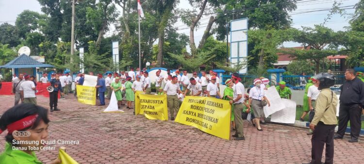 Ratusan karyawan perusahaan PT. STTC tampak memenuhi KPPBC TMP C Pematangsiantar, yang beralamat di jalan Sisingamangaraja No 68 Pematangsiantar.