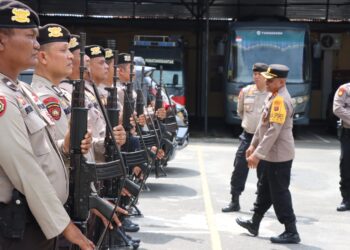 Wakapolres Pematangsianțar, AKBP Ahmad Wahyudi, pimpin latihan jajar hormat dalam rangka menyambut kunjungan kerja (Kunker) Kapolda Sumut, Irjen Pol Whisnu Hermawan Februanto, S.I.K, M.H, bertempat di Lapangan Apel Mako Polres Sianțar, pada Selasa (29/10/2024).