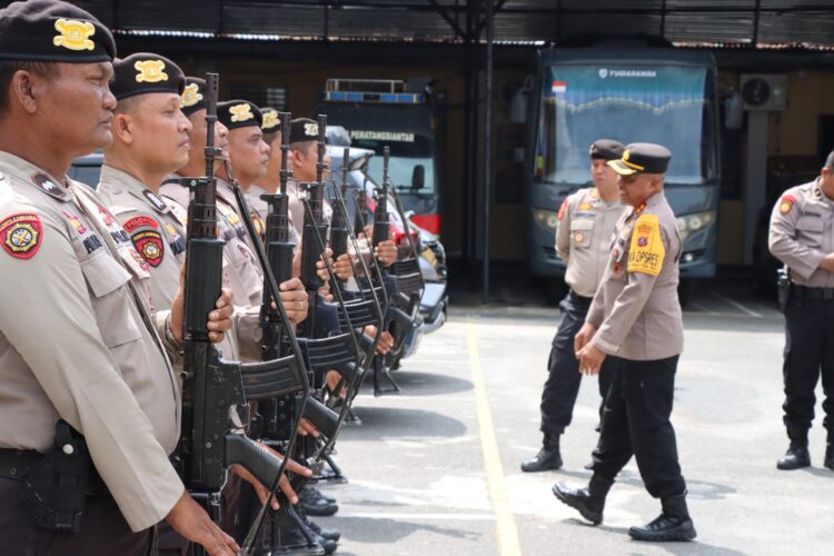 Wakapolres Pematangsianțar, AKBP Ahmad Wahyudi, pimpin latihan jajar hormat dalam rangka menyambut kunjungan kerja (Kunker) Kapolda Sumut, Irjen Pol Whisnu Hermawan Februanto, S.I.K, M.H, bertempat di Lapangan Apel Mako Polres Sianțar, pada Selasa (29/10/2024).