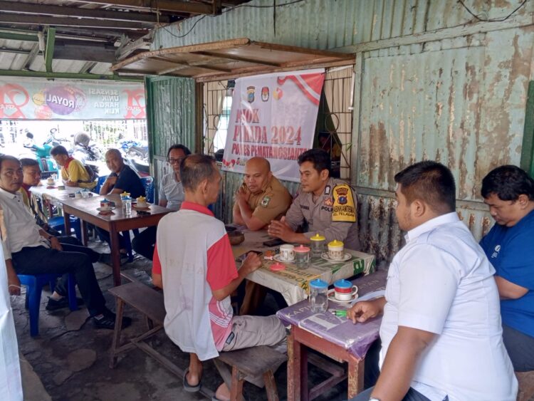 Bhabinkamtibmas Polsek Siantar Barat, Kelurahan Teladan, Bripka Surya Dharma, aktif lakukan upaya preemtif melalui pojok pemilu bersama perangkat kelurahan dan masyarakat.