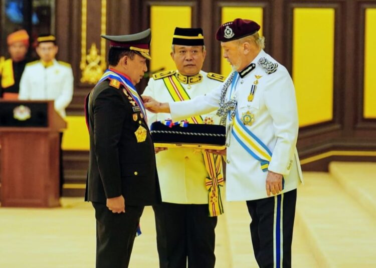 Kapolri Jenderal Listyo Sigit Prabowo resmi menerima penghargaan berupa Panglima Gagah Pasukan Polis (PGPP) dari Kerajaan Malaysia.