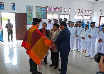 Sebagai tanda kehormatan, tokoh masyarakat Lintongnihuta memberikan cendramata berupa ulos kepada Bupati Humbahas, Dosmar Banjarnahor, S.E.