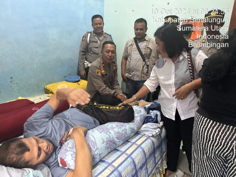 Kapolsek Tanah Jawa, Kompol Asmon Bufitra, S.H., M.H, bersama timnya, menunjukkan solidaritas yang tinggi dengan mengunjungi salah satu anggota mereka yang sedang sakit, AIPTU Edison Silalahi, pada Kamis (10/10/2024).