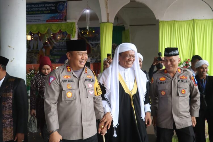 Kapolres Simalungun, AKBP Choky Sentosa Meliala, S.I.K., S.H., M.H, menghadiri Sidang Munaqasyah Ke-34 Syekh Muda dan Syarifah Thariqat Naqsyabandiyah Al-Kholidiyah Jalaliyah.