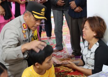 Kapolres Pematangsiantar, AKBP Yogen Heroes Baruno, SH, SIK, melayat ke rumah duka Alm. Aipda Edy Nicolas Pasaribu, personil Si Dokkes Polres Pematangsiantar, pada Rabu (23/10/2024).