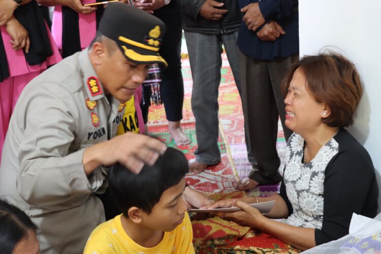 Kapolres Pematangsiantar, AKBP Yogen Heroes Baruno, SH, SIK, melayat ke rumah duka Alm. Aipda Edy Nicolas Pasaribu, personil Si Dokkes Polres Pematangsiantar, pada Rabu (23/10/2024).