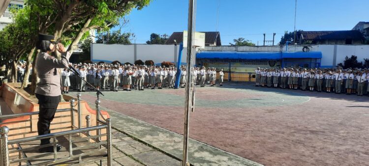 Kasat Binmas, AKP Jahrona Sinaga, SH, melaksanakan “Police Go To School”, di SMA dan SMP Swasta Methodist, Jln. Pane No. 38, Kelurahan Kebun Sayur, Kecamatan Siantar Timur, Kota Pematangsiantar.