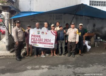 Bhabinkamtibmas Polsek Sianțar, Aiptu Alexander dan Aiptu Wellinton Nababan, sambangi warga dalam rangka kegiatan Pojok Pemilihan Kepala Daerah (Pilkada).