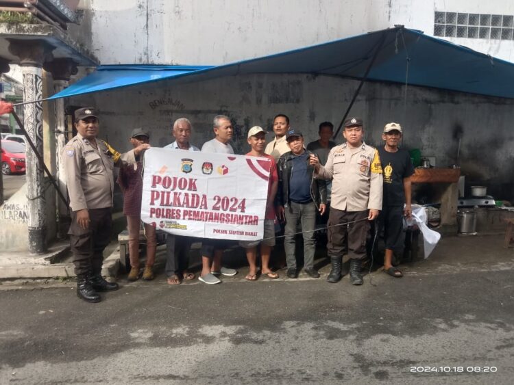 Bhabinkamtibmas Polsek Sianțar, Aiptu Alexander dan Aiptu Wellinton Nababan, sambangi warga dalam rangka kegiatan Pojok Pemilihan Kepala Daerah (Pilkada).