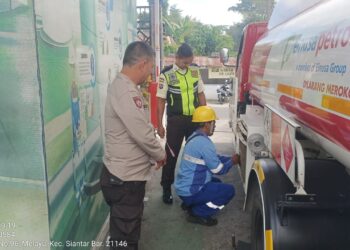 Polres Pematangsiangsiantar melalui Pamobvit melaksanakan tugas pengamanan (Pam) PT Pertamina Patra Niaga Regional Sumbagut, di Jalan Bola Kaki, Kelurahan Banjar, Kecamatan Siantar Barat, Kota Pematangsiantar, pada Jumat (25/10/2024).