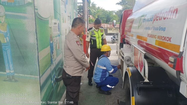 Polres Pematangsiangsiantar melalui Pamobvit melaksanakan tugas pengamanan (Pam) PT Pertamina Patra Niaga Regional Sumbagut, di Jalan Bola Kaki, Kelurahan Banjar, Kecamatan Siantar Barat, Kota Pematangsiantar, pada Jumat (25/10/2024).