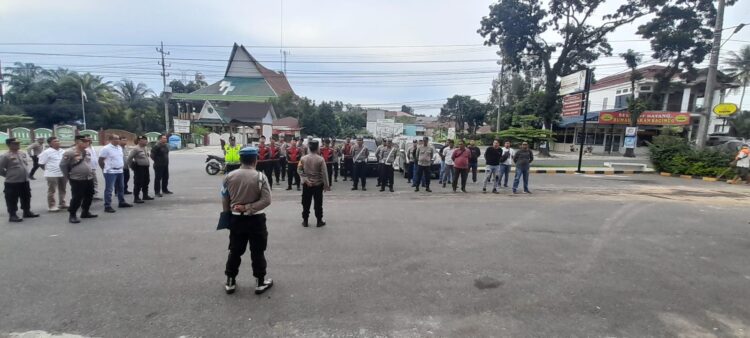 Kabag OPS Polres Simalungun, Kompol Martua Manik, SH, MH,  memimpin pasukan untuk mengantisipasi kejahatan jalanan, di akhir pekan, menjelang Pilkada 2024 di wilayah Simalungun.