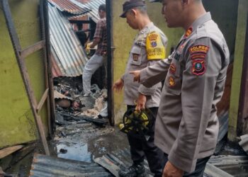 Polres Pematangsiantar bersama Polsek Siantar Timur, turun melakukan olah TKP kebakaran 8 unit rumah warga, di Jalan Sejahtera, pada Selasa (22/10/2024), sekira pukul 11.15 WIB.