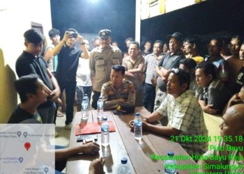 Personel Polsek Tanah Jawa melaksanakan pengamanan dan pendampingan terhadap tim Dit Krimsus Polda Sumut/Unit Cyber Crime, pada Senin (21/10/2024), pukul 19.00 WIB.