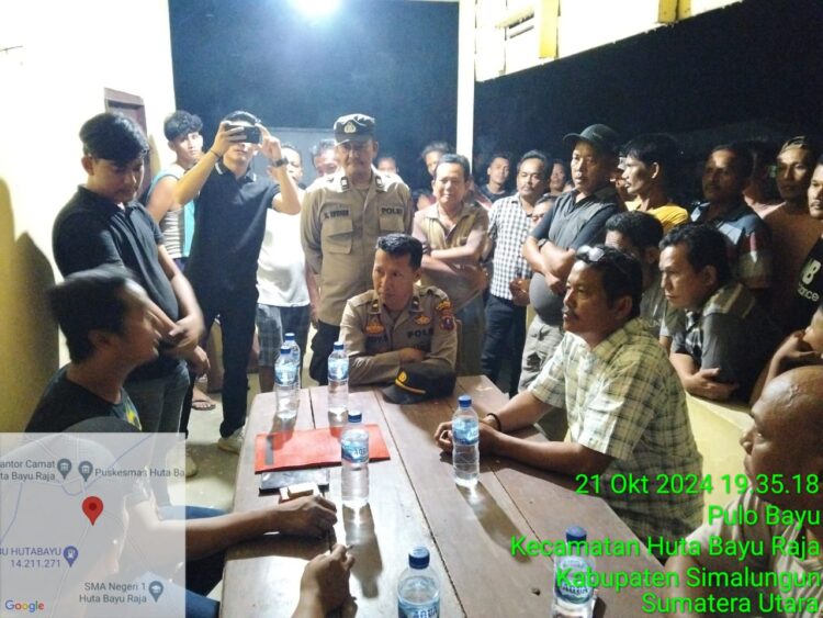 Personel Polsek Tanah Jawa melaksanakan pengamanan dan pendampingan terhadap tim Dit Krimsus Polda Sumut/Unit Cyber Crime, pada Senin (21/10/2024), pukul 19.00 WIB.