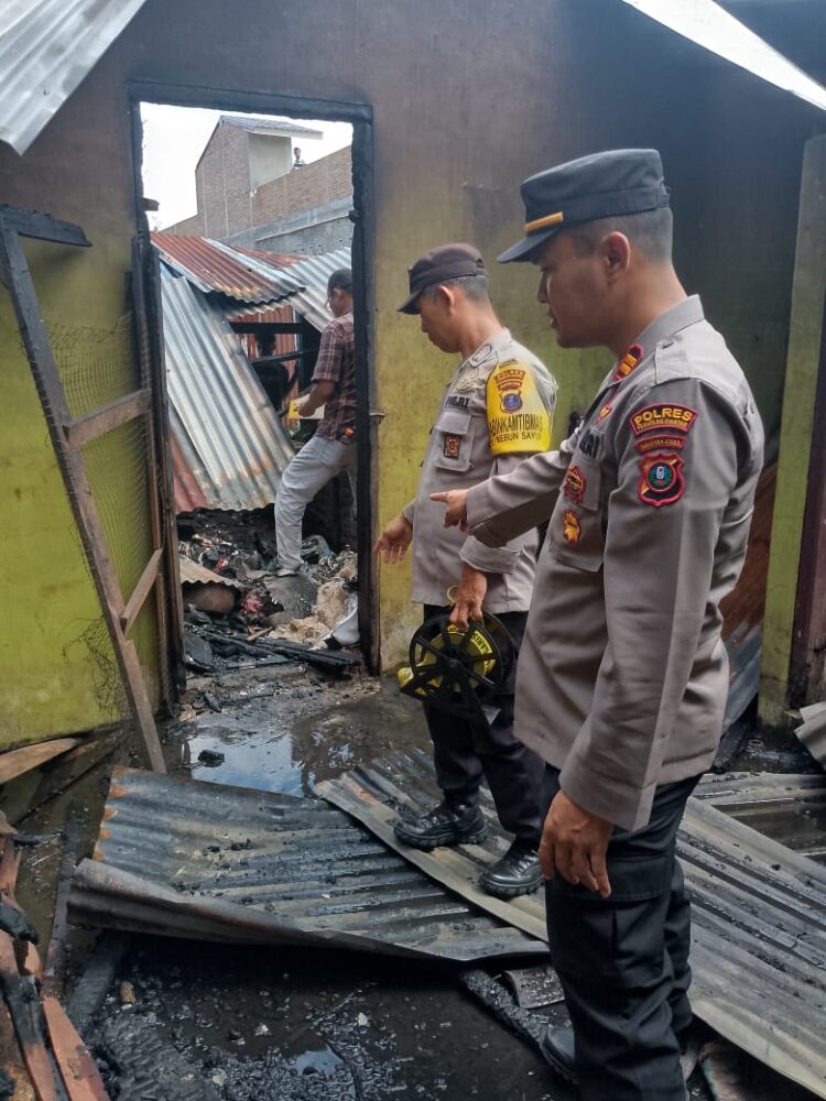 Polres Pematangsiantar bersama Polsek Siantar Timur, turun melakukan olah TKP kebakaran 8 unit rumah warga, di Jalan Sejahtera, pada Selasa (22/10/2024), sekira pukul 11.15 WIB.