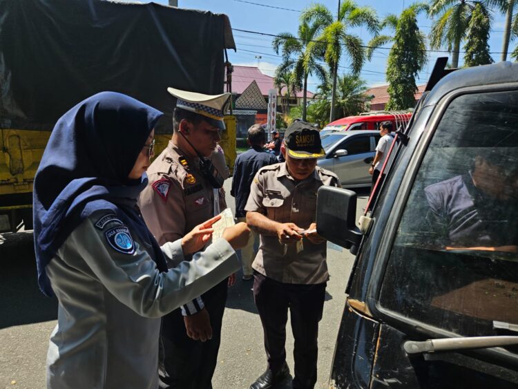 Polres Pematangsiantar melalui Satuan Lalu Lintas, bersama UPTD Samsat Pematangsiantar, menggelar operasi gabungan yang dipimpin Kasat Lantas, AKP Gabriellah A. Gultom, SIK, MH dan Ka UPTD Samsat Pematangsiantar, Fuad G. Damanik, S. STP, M. Si.