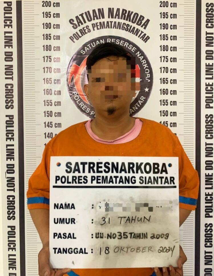 Foto pelaku yang diamankan Opsnal Satuan Reserse Narkoba Polres Pematangsiantar.