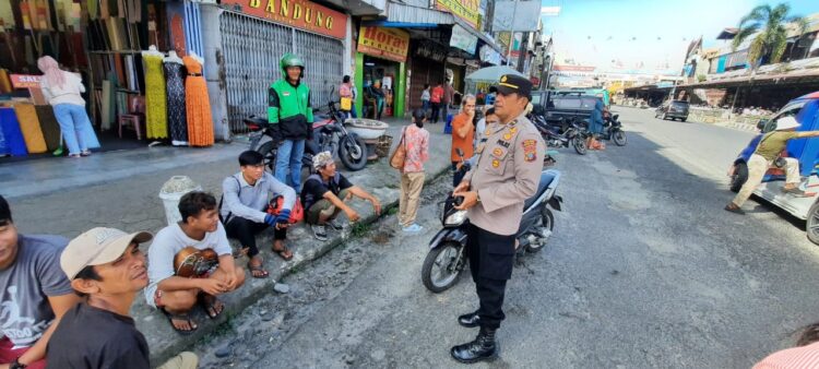 Sat Binmas Polres Pematangsiantar melaksanakan kegiatan patroli rutin, sambang Kamtibmas dan edukasi kepada masyarakat yang ada di Pasar Horas, Jln. Merdeka, Kelurahan Dwikora, Kecamatan Siantar Barat, Kota Pematangsiantar, pada Rabu (23/10/2024) siang, pukul 12.00 WIB.