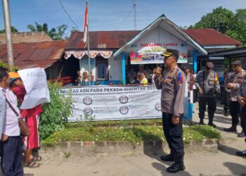 Polsek Tanah Jawa amankan aksi unjuk rasa masyarakat Huta 1 Toba Raja Hombang, pada Rabu (23/10/2024), pukul 09.00 WIB.