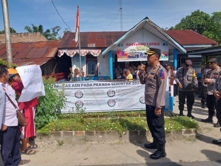 Polsek Tanah Jawa amankan aksi unjuk rasa masyarakat Huta 1 Toba Raja Hombang, pada Rabu (23/10/2024), pukul 09.00 WIB.