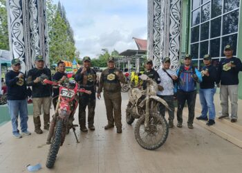 Momen Hari Ulang Tahun (HUT) Tentara Nasional Indonesia (TNI) Ke-79 tahun 2024, sinergitas Polri dan TNI semakin diperkuat melalui kegiatan olahraga bersama dan trabas motor trail, di Kabupaten Simalungun.