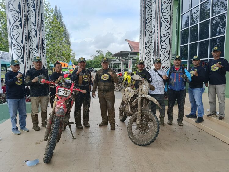 Momen Hari Ulang Tahun (HUT) Tentara Nasional Indonesia (TNI) Ke-79 tahun 2024, sinergitas Polri dan TNI semakin diperkuat melalui kegiatan olahraga bersama dan trabas motor trail, di Kabupaten Simalungun.