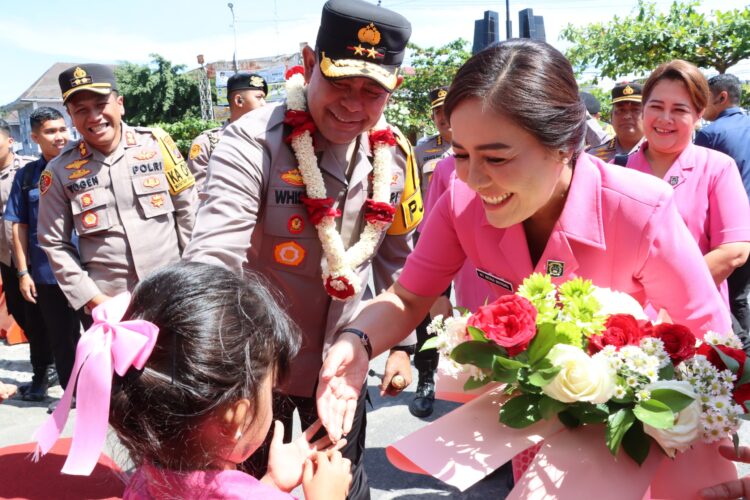 Kapolres Pematangsianțar, AKBP Yogen Heroes Baruno, SH, SIK, bersama Pejabat Utama (PJU) dan Ketua Bhayangkari Cabang Pematangsiantar, Ny. Sandra Yogen Heroes Baruno, menerima kunjungan kerja Kapolda Sumatera Utara (Sumut), Irjen. Pol Whisnu Hermawan Februanto, S.I.K., M.H, beserta rombongan, di Mako Polres Pematangsiantar, pada Kamis (31/10/2024) pagi, sekira pukul 10.30 WIB.